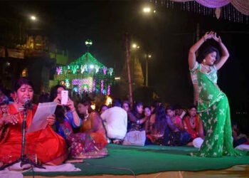 काशी की अनोखी परंपरा: धधकती चिताओं के बीच नगर वधुएं थिनकाती हैं घुंघरुओं की थाप