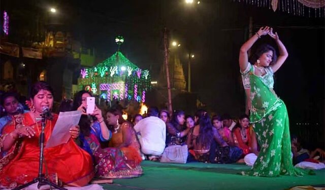 काशी की अनोखी परंपरा: धधकती चिताओं के बीच नगर वधुएं थिनकाती हैं घुंघरुओं की थाप