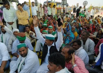 लखनऊ में किसान यूनियन ने निगोहां टोल प्लाजा पर किया धरना प्रदर्शन