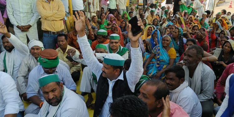 लखनऊ में किसान यूनियन ने निगोहां टोल प्लाजा पर किया धरना प्रदर्शन