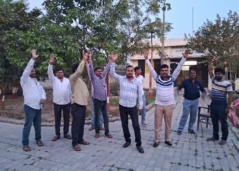 लखनऊ के निगोहा में नाराज उपभोक्ताओं ने किया विद्युत सबस्टेशन पर हंगामा