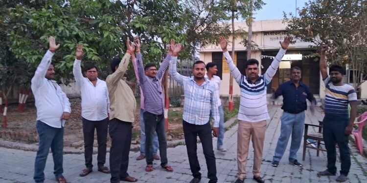 लखनऊ के निगोहा में नाराज उपभोक्ताओं ने किया विद्युत सबस्टेशन पर हंगामा