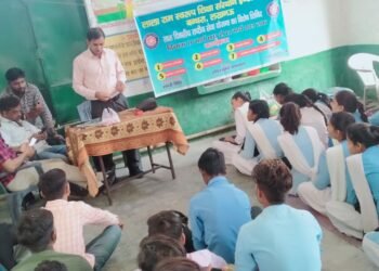 एलआरएसएस के  स्वयंसेवक व स्वयं सेविकाओं ने गांव की गलियों में की साफ-सफाई