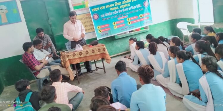 एलआरएसएस के  स्वयंसेवक व स्वयं सेविकाओं ने गांव की गलियों में की साफ-सफाई