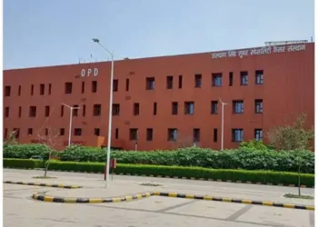 लखनऊ के कल्याण सिंह सुपर स्पेशियलिटी कैंसर संस्थान में संविदा कर्मियों का प्रदर्शन, ओपीडी व चिकित्सकीय सुविधा प्रभावित