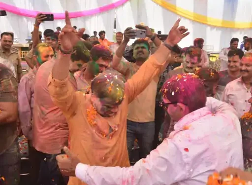 यूपी में कानपुर पुलिस ने जम के खेली होली, किया डांस