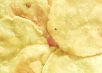 टेस्टी लगती हैं आलू की सब्जी के साथ चावल की खस्ता पूरी,जाने बनाने का आसान तरीका