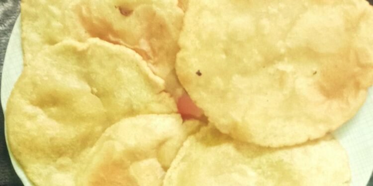 टेस्टी लगती हैं आलू की सब्जी के साथ चावल की खस्ता पूरी,जाने बनाने का आसान तरीका