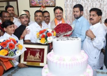 डॉ. राजेश्वर सिंह ने धूमधाम से मनाया ‘आभार दिवस’