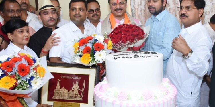 डॉ. राजेश्वर सिंह ने धूमधाम से मनाया ‘आभार दिवस’