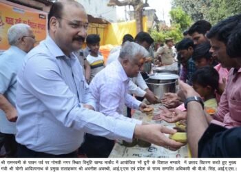 रामनवमी पर लगे भण्डारे में उमड़ी भक्तों की भीड़, अवनीश अवस्थी व वीके सिंह ने किया प्रसाद वितरण