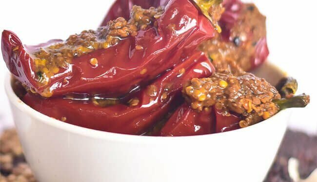 खाने के स्वाद के साथ-साथ भूख भी बढ़ा देता है टेस्टी लाल मिर्च का अचार, इस तरह बनाएं