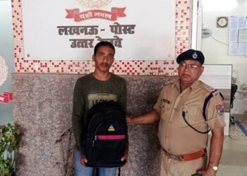 इण्टरसिटी में लावारिश अवस्था में बैग मिला, आरपीएफ ने यात्री के सुर्पद किया बैग