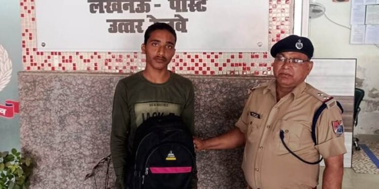 इण्टरसिटी में लावारिश अवस्था में बैग मिला, आरपीएफ ने यात्री के सुर्पद किया बैग