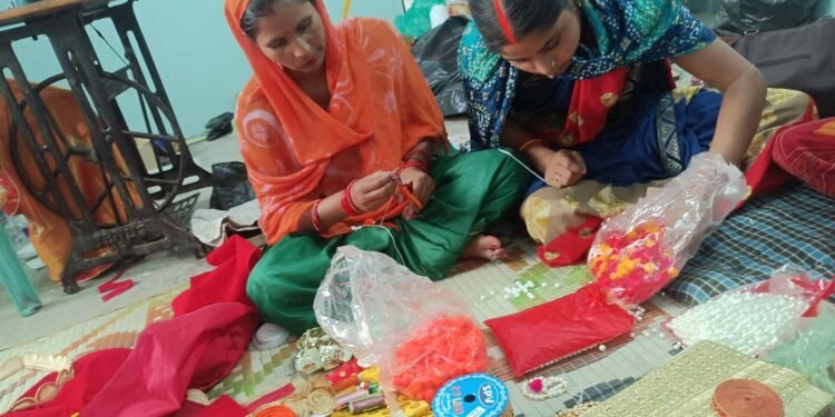 समूहों की धूप बत्ती से महक रहे हैं माँ के दरबार