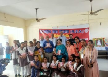 एनएसएस शिविर में भारत विकास परिषद ने बेटी बचाओ बेटी पढ़ाओ के तहत हेल्थ किट की वितरित