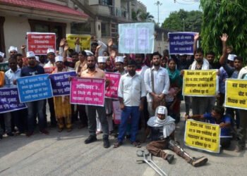 69000 सहायक शिक्षक भर्ती में आरक्षण की मांग को लेकर अभ्यर्थियों ने बेसिक शिक्षा मंत्री आवास के बाहर किया प्रदर्शन