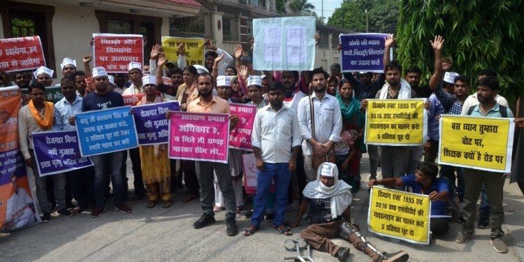 69000 सहायक शिक्षक भर्ती में आरक्षण की मांग को लेकर अभ्यर्थियों ने बेसिक शिक्षा मंत्री आवास के बाहर किया प्रदर्शन