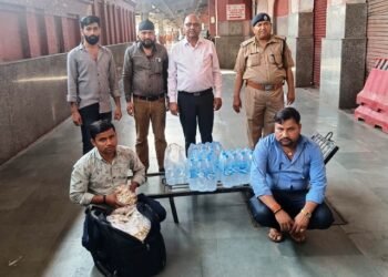 गोरखपुर-पनवेल एक्सप्रेस में 65 पानी की बोतलों के साथ चार वेंडर पकड़े गए