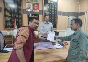 ग्रापए जिलाध्यक्ष ने डीएम को सौंपा ज्ञापन