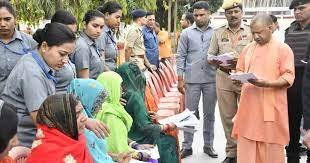 हर जरूरतमंद पीड़ित की मदद के लिए सरकार तत्पर है: सीएम योगी