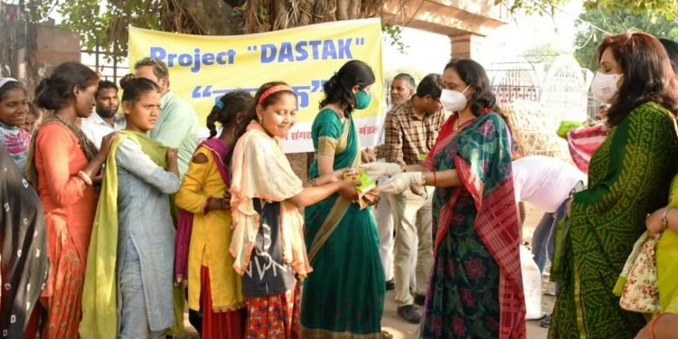कमजोर वर्ग की 100 महिलाओं को सेनिटरी पैड का वितरण किया गया