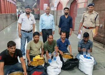 ट्रेनों में बगैर लाइसेंस यात्रियों को सामान बेचते पांच गिरफ्तार