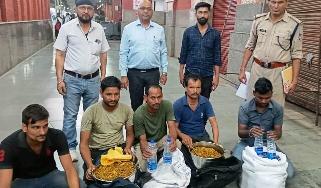 ट्रेनों में बगैर लाइसेंस यात्रियों को सामान बेचते पांच गिरफ्तार
