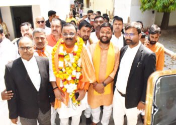 UP Nikay Chunav: वाराणसी में नामांकन के अंतिम दिन मेयर पद के लिए 8 प्रत्याशियों ने भरा पर्चा