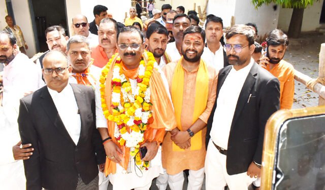 UP Nikay Chunav: वाराणसी में नामांकन के अंतिम दिन मेयर पद के लिए 8 प्रत्याशियों ने भरा पर्चा