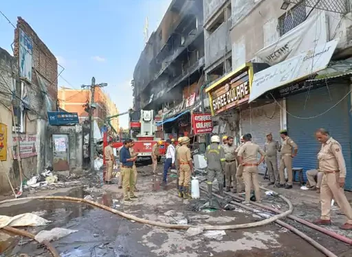 कानपुर की आग में 10 इलेक्ट्रॉनिक कटर और स्मोक एक्सट्रैक्टर से चौथे दिन पाया गया काबू