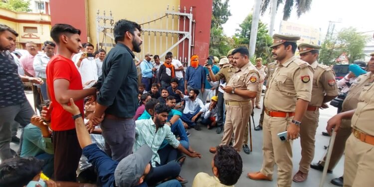 ट्रामा सेंटर में छात्र और डॉक्टरों की नोकझोंक, छात्रों ने किया सिंहद्वार बंद कर दिया धरना