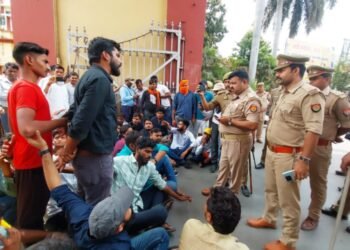 ट्रामा सेंटर में छात्र और डॉक्टरों की नोकझोंक, छात्रों ने किया सिंहद्वार बंद कर दिया धरना