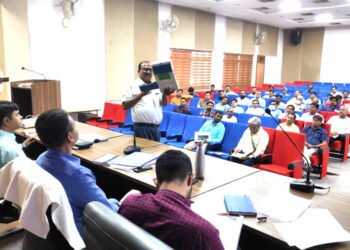 ईवीएम में समस्या हुई तो आरओ जिम्मेदार : डीएम