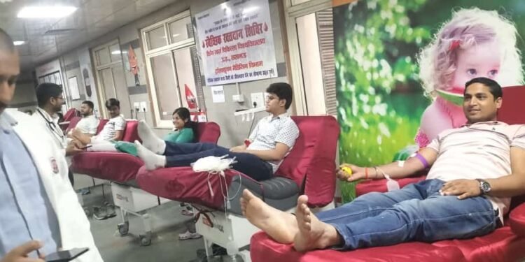 अखिल भारतीय विद्यार्थी परिषद के कार्यकर्ताओं ने अंबेडकर जयंती पर किया रक्तदान