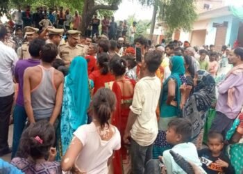 मोहनलालगंज के डेवरिया में सड़क पर शव रखकर ग्रामीणों ने काटा हंगामा 