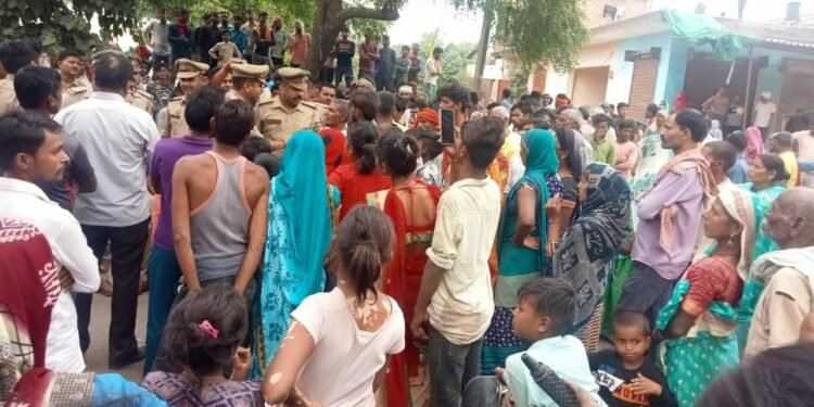 मोहनलालगंज के डेवरिया में सड़क पर शव रखकर ग्रामीणों ने काटा हंगामा