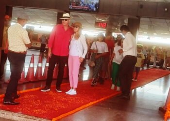 अतिथि देवो भव: प्लेटफार्म पर बिछे रेड कारपेट पर मेहमानों का भव्य स्वागत