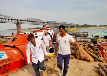 गंगा में डूबते व्यक्ति को NDRF ने बचाया