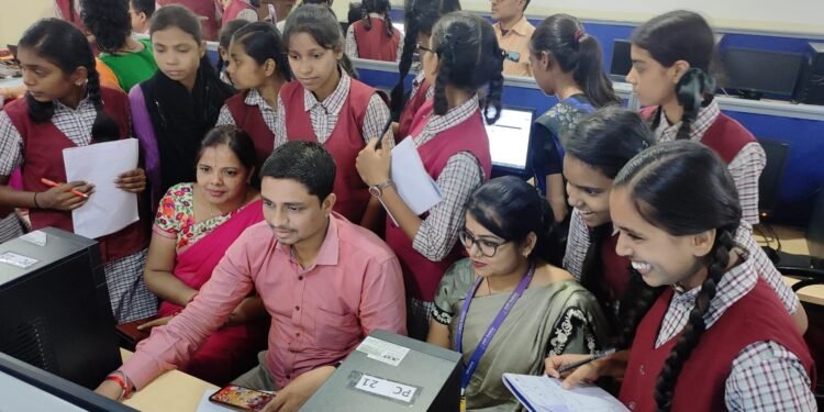 वाराणसी में इंटरमीडिएट की परीक्षा में सिमरन ने किया टॉप, प्रदेश में मिला छठा स्थान