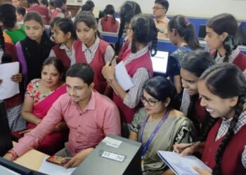 वाराणसी में इंटरमीडिएट की परीक्षा में सिमरन ने किया टॉप, प्रदेश में मिला छठा स्थान