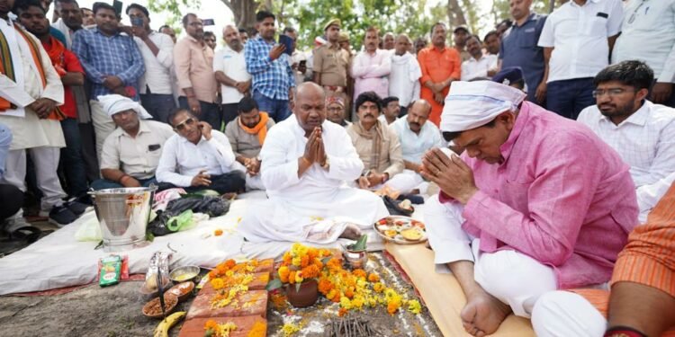 नगर विकास मंत्री एके शर्मा ने सामुदायिक केंद्र व कल्याण मण्डप के निर्माण कार्य का विधिवत पूजा अर्चना कर शिलान्यास किया