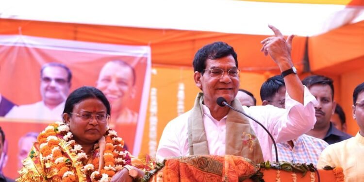 आगरा  नगर निकाय चुनाव में प्रत्याशियों के नामांकन में पहुंचे नगर विकास मंत्री