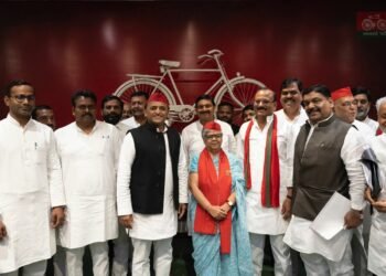 सपा सुप्रीमो अखिलेश यादव ने रमेश श्रीवास्तव को सपा की सदस्यता ग्रहण कराई