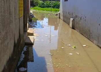 नाला निर्माण ना होने से रास्तों में बह रहा गंदा पानी 