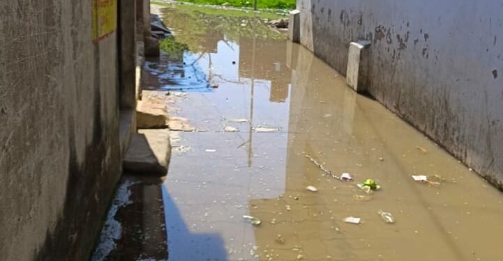 नाला निर्माण ना होने से रास्तों में बह रहा गंदा पानी