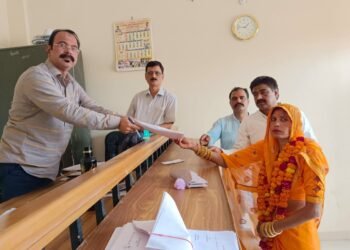 नगर पंचायत बंथरा अध्यक्ष पद के लिए कांग्रेस से पुष्पा, बसपा से रामावती और निर्दलीय चंद्रावती ने किया नामांकन