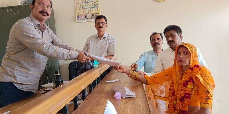 नगर पंचायत बंथरा अध्यक्ष पद के लिए कांग्रेस से पुष्पा, बसपा से रामावती और निर्दलीय चंद्रावती ने किया नामांकन