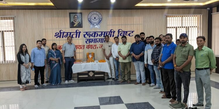 बंथरा नगर पंचायत कार्यालय में श्रद्धांजलि सभा का आयोजन