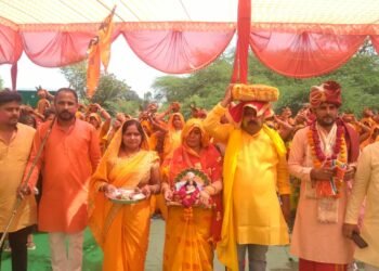 बंथरा में सात दिवसीय श्रीमद्भागवत कथा के शुभारंभ में निकाली गई कलश यात्रा